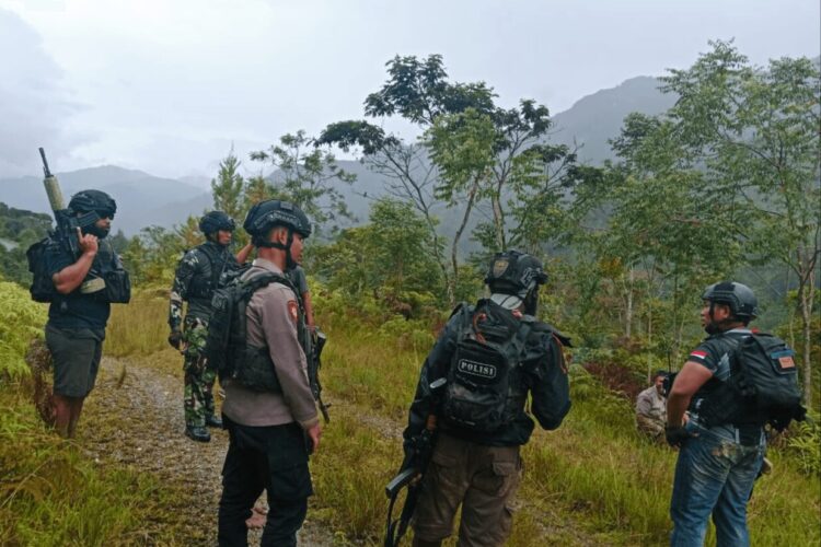 dok. Aparat gabungan TNI-Polri melakukan patroli keamanan di wilayah Papua | Sumber Foto: Hum Satgas ODC 2025