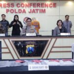 Konferensi pers ungkap kasus pengiriman ilegal CPMI ke Jerman yang dihelat di Mapolda Jawa Timur, Jumat (25/7/2025) | Sumber Foto: Hum Polda Jatim