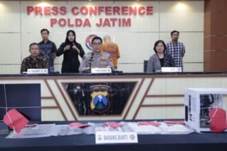 Konferensi pers ungkap kasus pengiriman ilegal CPMI ke Jerman yang dihelat di Mapolda Jawa Timur, Jumat (25/7/2025) | Sumber Foto: Hum Polda Jatim