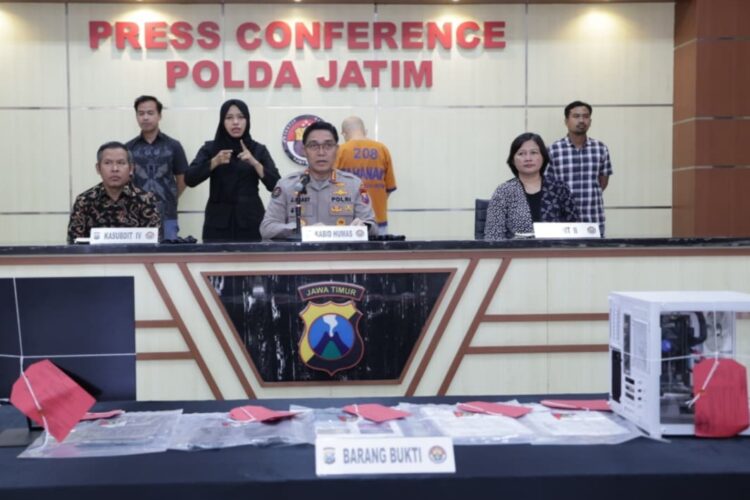 Konferensi pers ungkap kasus pengiriman ilegal CPMI ke Jerman yang dihelat di Mapolda Jawa Timur, Jumat (25/7/2025) | Sumber Foto: Hum Polda Jatim