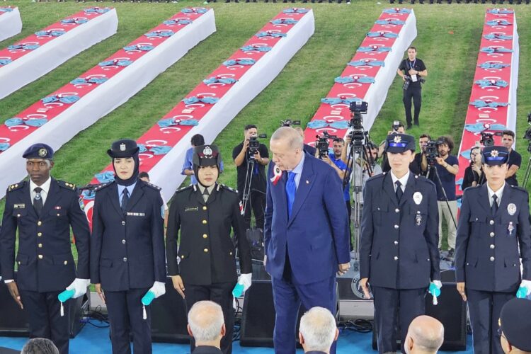 Briptu Putri Aisah Lidel (tengah) saat upacara wisuda di Akademi Kepolisian, Ankara, Turki, Rabu, 23 Juli 2025 (Foto: dok. Hum Polri)