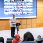 Wali Kota Eri Cahyadi memberikan pembekalan dalam Masa Orientasi Orang Tua (MOOT) PAUD, SD, dan SMP se-Surabaya di SMP Al-Hikmah, Minggu (20/7/2025) | Sumber Foto: Kominfo Surabaya