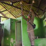 dok. Petugas Satpol PP Surabaya membersihkan toilet umum yang dialihfungsikan menjadi rumah tinggal | Sumber Foto: Pemkot Surabaya.