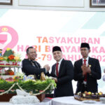 Tasyakuran usai pelaksanaan Upacara Peringatan Hari Bhayangkara ke-79 di Lobby Lantai 2 Balai Kota Surabaya, Selasa (1/7/2025).