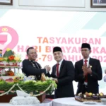 Tasyakuran usai pelaksanaan Upacara Peringatan Hari Bhayangkara ke-79 di Lobby Lantai 2 Balai Kota Surabaya, Selasa (1/7/2025).