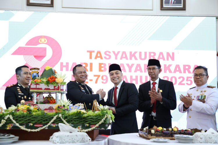 Tasyakuran usai pelaksanaan Upacara Peringatan Hari Bhayangkara ke-79 di Lobby Lantai 2 Balai Kota Surabaya, Selasa (1/7/2025).