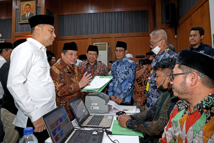 Acara Ikrar Wakaf Massal di Graha Sawunggaling, gedung Pemkot Surabaya, Jumat (4/7/2025) | Sumber Foto: Pemkot Surabaya