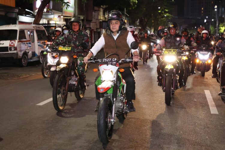 Kegiatan sweeping pembatasan jam malam anak melibatkan jajaran Pemkot Surabaya dan TNI-Polri, Kamis (3/7/2025) | Sumber Foto: Pemkot Surabaya