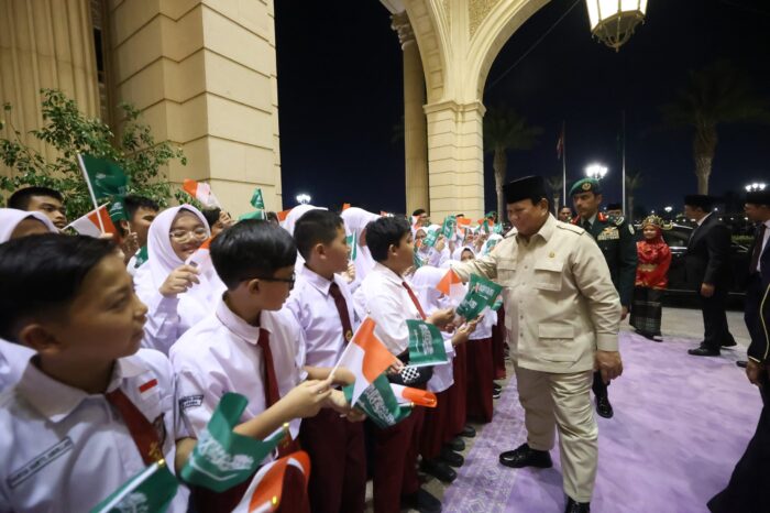 dok. Presiden Prabowo Subianto disambut meriah oleh pelajar Sekolah Indonesia saat tiba di Jeddah, Arab Saudi, Selasa (1/7/2025) malam | Sumber Foto: Biro Pers Setpres