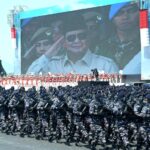 Presiden Prabowo beri penghormatan kepada prajurit saat defile militer akhiri Upacara Gelar Pasukan di Pusdiklatpassus, Batujajar Kabupaten Bandung Barat, Minggu (10/8/2025) | Foto: Biro Pers Setpres