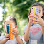 Ilustrasi anak-anak tengah bermain gadget atau handphone (Foto: Freepik)