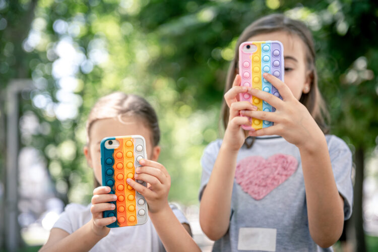 Ilustrasi anak-anak tengah bermain gadget atau handphone (Foto: Freepik)