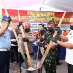 Konferensi pers dan pemusnahan barang bukti narkotika di Mapolda Riau, Rabu (27/8/2025) | Foto: Hum Polda Riau