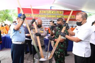 Konferensi pers dan pemusnahan barang bukti narkotika di Mapolda Riau, Rabu (27/8/2025) | Foto: Hum Polda Riau