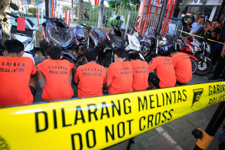 Konferensi pers ungkap kasus curanmor yang dilakukan satu keluarga, yang dihelat di Mapolda Jawa Timur, Jumat (1/8/2025) sore | Foto: Ariandi K/Bicaraindonesia.id