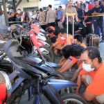 Tersangka bersama barang bukti curanmor saat dihadirkan dalam konferensi pers di Mapolda Jawa Timur, Jumat (1/8/2025) sore | Foto: Ariandi K/Bicaraindonesia.id