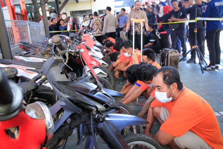 Tersangka bersama barang bukti curanmor saat dihadirkan dalam konferensi pers di Mapolda Jawa Timur, Jumat (1/8/2025) sore | Foto: Ariandi K/Bicaraindonesia.id