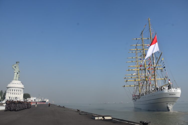 Upacara pemberangkatan KRI Bima Suci di Dermaga Madura Ujung, Markas Koarmada II, Surabaya, Jumat (1/8/2025) | Foto: Dispen Koarmada II