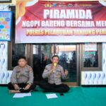 Dari kiri: Kapolsek Semampir AKP Herry Iswanto, bersama Kasi Humas Polres Tanjung Perak Iptu Suroto, dalam kegiatan Piramida di Balai RW 06, Wonokusumo, Semampir, Surabaya, Selasa (5/8/2025) | Foto: Ariandi K/BI