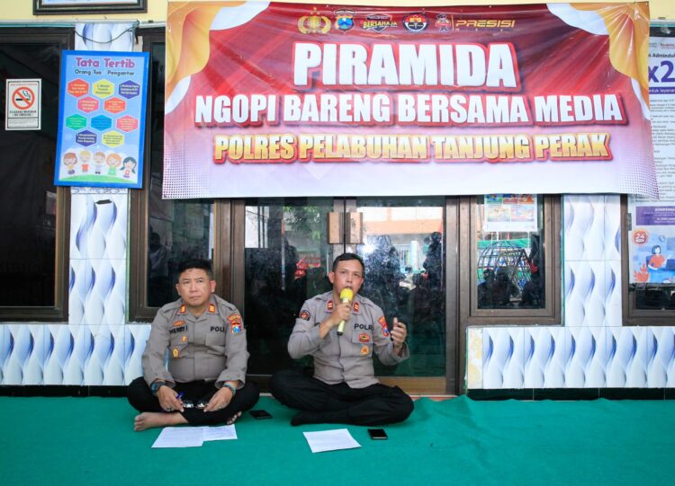 Dari kiri: Kapolsek Semampir AKP Herry Iswanto, bersama Kasi Humas Polres Tanjung Perak Iptu Suroto, dalam kegiatan Piramida di Balai RW 06, Wonokusumo, Semampir, Surabaya, Selasa (5/8/2025) | Foto: Ariandi K/BI