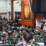 Menkomdigi Meutya Hafid saat pembekalan kepada Pasis Dikreg LXVI Seskoad TA 2025 di Sekolah Staf dan Komando Angkatan Darat, Bandung, Kamis (07/08/2025) | Foto: dok. Hum Komdigi
