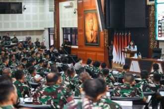 Menkomdigi Meutya Hafid saat pembekalan kepada Pasis Dikreg LXVI Seskoad TA 2025 di Sekolah Staf dan Komando Angkatan Darat, Bandung, Kamis (07/08/2025) | Foto: dok. Hum Komdigi
