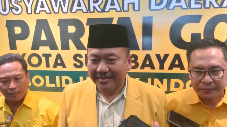 Ketua Demisioner DPD Partai Golkar Kota Surabaya, Ali Mufthi (tengah) saat memberikan keterangan kepada awak media di Surabaya, Selasa (12/8/2025) | Foto: Dimas AP/BI