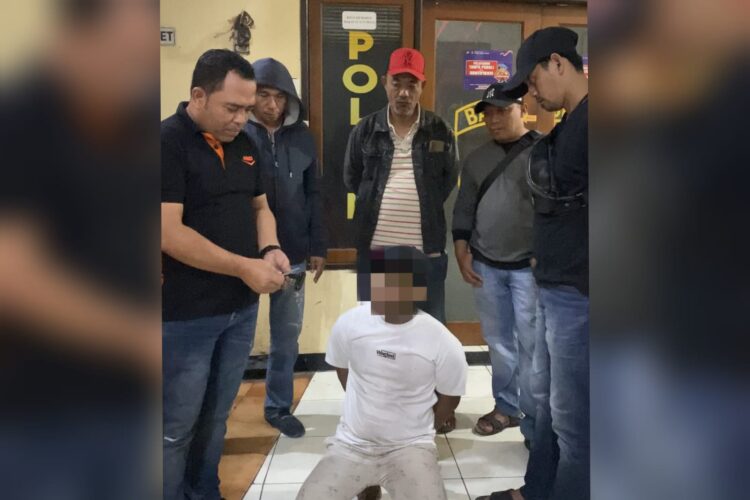 Kanit Reskim Polsek Simokerto, Polrestabes Surabaya, Iptu Hendri menunjukkan Barang bukti di depan pelaku | Foto: dok. Polsek Simokerto