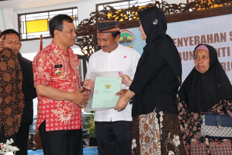 Penyerahan dilakukan secara simbolis oleh Gubernur Ahmad Luthfi kepada sejumlah petani di Pendapa Kabupaten Batang, Jumat (22/8/2025) | Foto: Hum Jateng