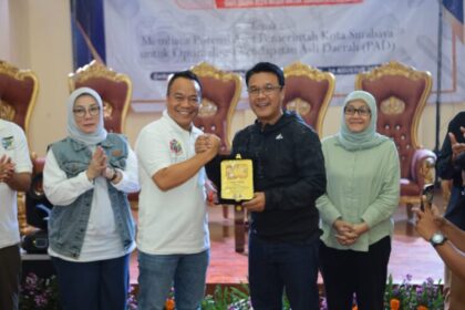Ketua Komisi A DPRD Surabaya, Yona Bagus Widyatmoko (kiri), menyerahkan cinderamata kepada Asisten Pemerintahan dan Kesejahteraan Rakyat Surabaya, M Fikser | Foto: Tim Media Acara