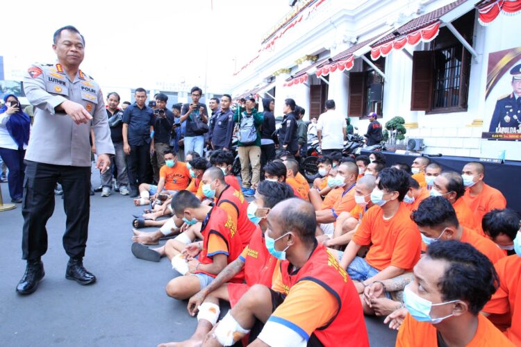 Puluhan pelaku pencurian motor saat dihadirkan dalam konferensi pers di halaman Polrestabes Surabaya, Rabu (27/8/2025) | Foto: Ariandi K/BI