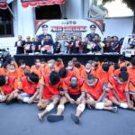 Konferensi pers ungkap kasus pencurian motor periode Juli - Agustus 2025, yang digelar di halaman Polrestabes Surabaya, Rabu (27/8/2025) | Foto: Ariandi K/BI