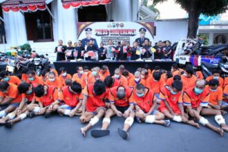 Konferensi pers ungkap kasus pencurian motor periode Juli - Agustus 2025, yang digelar di halaman Polrestabes Surabaya, Rabu (27/8/2025) | Foto: Ariandi K/BI
