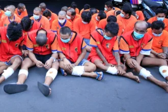 Beberapa pelaku curanmor tampak memakai perban di bagian betis mereka usai menerima hadiah timah panas dari kepolisian | Foto: Ariandi K/BI