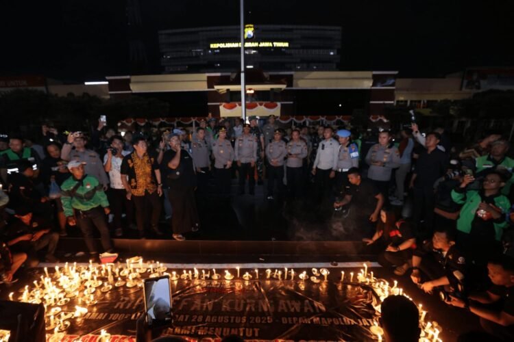 Doa bersama ini digelar di Markas Polda Jatim, Surabaya pada Jumat (29/8/2025) malam | Sumber Foto: Hum Polda Jatim