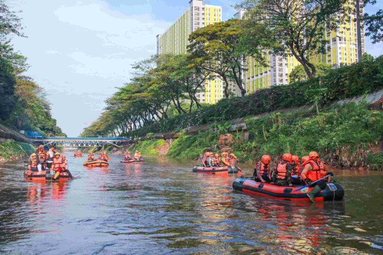 Penyusuran Sungai Ciliwung di aliran Kanal Banjir Barat, Kamis (31/7/2025) | Foto: dok. Kominfo DKI