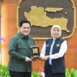 Ketua Umum PSSI, Erick Thohir, saat bertemu Gubernur Jawa Timur, Khofifah Indar Parawansa di Gedung Negara Grahadi, Sabtu (2/8/2025) | Foto: IG/@erickthohir