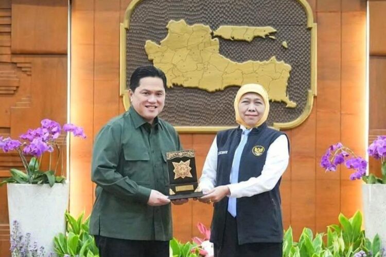 Ketua Umum PSSI, Erick Thohir, saat bertemu Gubernur Jawa Timur, Khofifah Indar Parawansa di Gedung Negara Grahadi, Sabtu (2/8/2025) | Foto: IG/@erickthohir