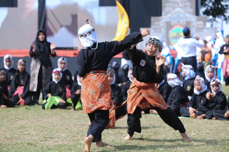 Ratusan pendekar silat memadati Alun-alun Wonosobo dalam rangka memperingati Hari Olahraga Nasional Provinsi Jawa Tengah Tahun 2019, Senin (9/9/2019) | Foto: dok. Pemprov Jateng