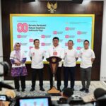 Wakil Menteri Sekretaris Negara, Juri Ardiantoro (tengah) saat memberikan keterangan kepada awak media, di Istana Kepresidenan Jakarta, pada Jumat (1/8/2025) | Foto: Biro Pers Setpres