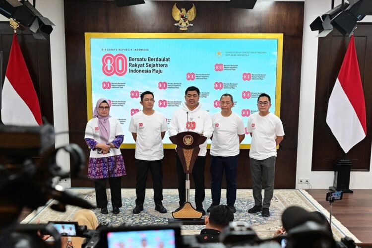Wakil Menteri Sekretaris Negara, Juri Ardiantoro (tengah) saat memberikan keterangan kepada awak media, di Istana Kepresidenan Jakarta, pada Jumat (1/8/2025) | Foto: Biro Pers Setpres