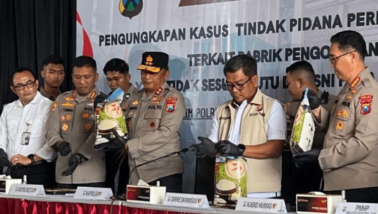 Konferensi pers ungkap kasus beras oplosan di Kabupaten Sidoarjo, Jawa Timur, Senin (4/8/2025) | Foto: dok. Polri