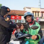 Aksi simpatik ini berlangsung di depan Mako Korbrimob Polri, Kelapadua, Depok, Jawa Barat, Senin (4/8/2025) | Foto: dok. Polri