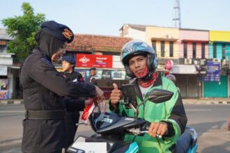 Aksi simpatik ini berlangsung di depan Mako Korbrimob Polri, Kelapadua, Depok, Jawa Barat, Senin (4/8/2025) | Foto: dok. Polri