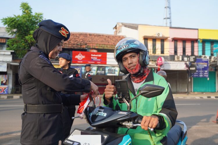 Aksi simpatik ini berlangsung di depan Mako Korbrimob Polri, Kelapadua, Depok, Jawa Barat, Senin (4/8/2025) | Foto: dok. Polri