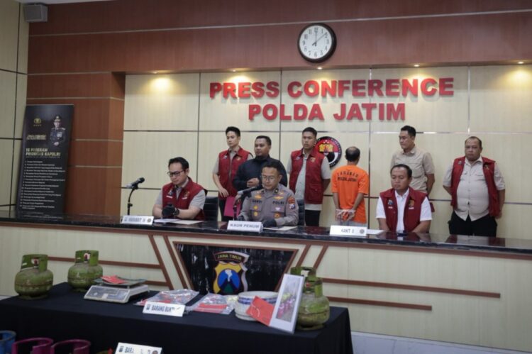 Konferensi pers ungkap kasus praktik penyalahgunaan LPG subsidi yang digelar di Mapolda Jawa Timur, Selasa (5/8/2025) | Foto: Ariandi K/BI