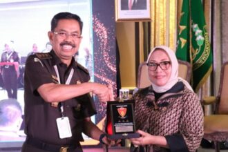 Menteri PPPA, Arifah Fauzi (kanan), saat menghadiri Rapat Evaluasi Kinerja Semester I 2025 Bidang Tindak Pidana Umum Kejagung di Jakarta, Selasa (5/8/2025) | Foto: dok. Kemen PPPA