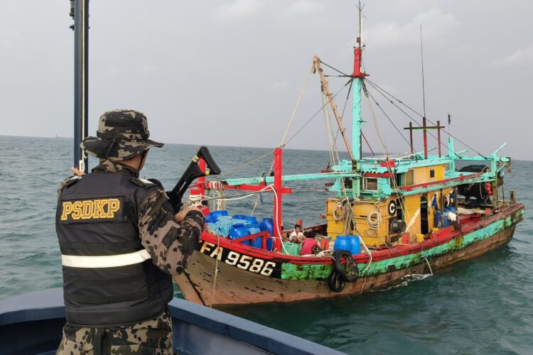 KKP mengamankan satu kapal ikan asing yang melakukan penangkapan ikan secara ilegal di perairan Selat Malaka, Selasa (29/7/2025) | Foto: dok. PSDKP KKP