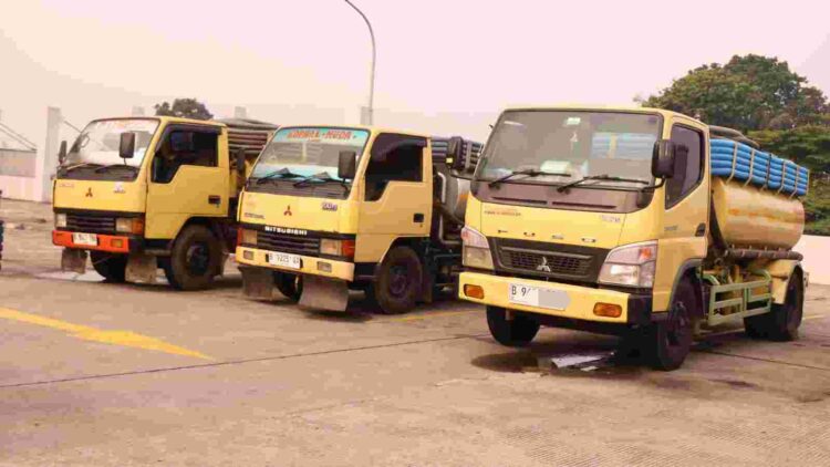 Tiga armada truk pengangkut tinja saat diamankan DLH DKI Jakarta | Foto: dok. Pemprov DKI