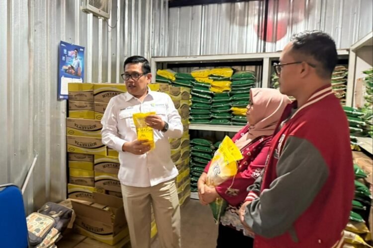 Deputi Pengembangan Usaha Kemenkop RI, Panel Barus, saat meninjau Koperasi di Pasar Tambakrejo, Simokerto, Surabaya, Kamis (14/8/2025) | Foto: dok. Pemkot Surabaya